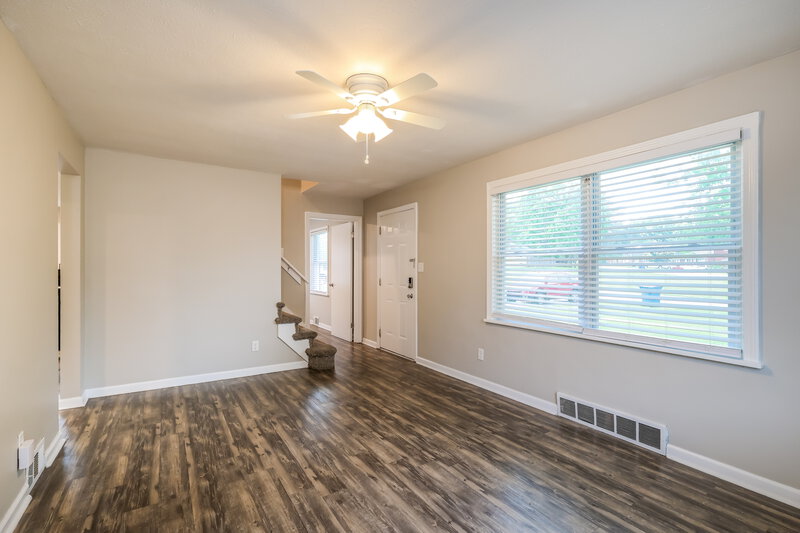 1,600/Mo, 4629 Lor Ann Ave Louisville, KY 40219 Living Room View 2