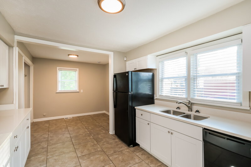 1,600/Mo, 4629 Lor Ann Ave Louisville, KY 40219 Kitchen View