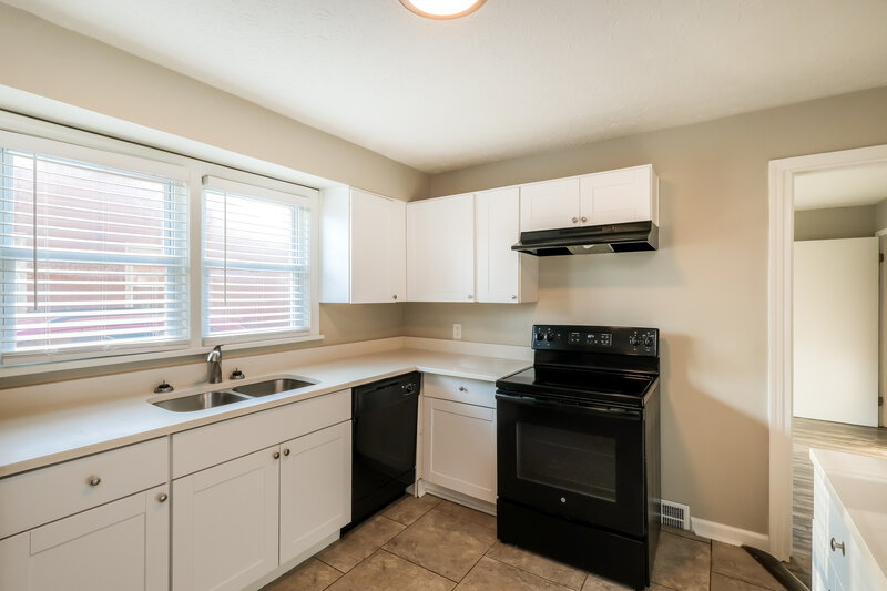 1,600/Mo, 4629 Lor Ann Ave Louisville, KY 40219 Kitchen View 2