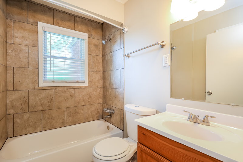 1,600/Mo, 4629 Lor Ann Ave Louisville, KY 40219 Bathroom View