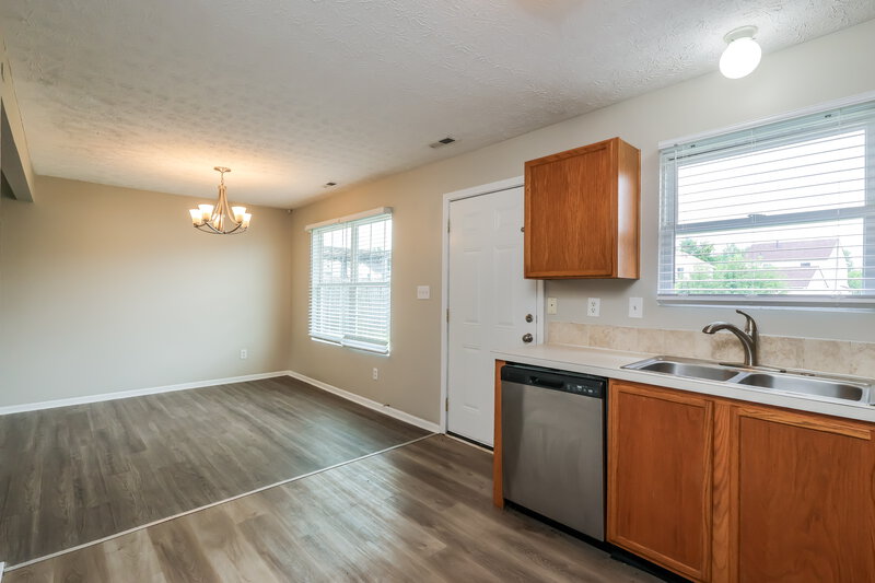 1,815/Mo, 6514 Hunters Creek Blvd Louisville, KY 40258 Kitchen View 2