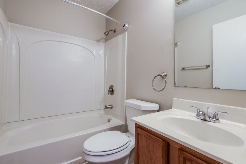 1,815/Mo, 6514 Hunters Creek Blvd Louisville, KY 40258 Main Bathroom View