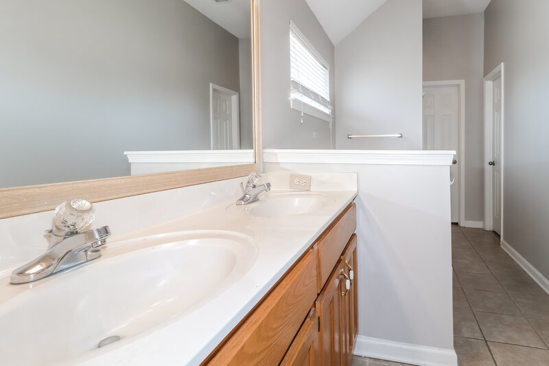 2,055/Mo, 11773 Village Center St Arlington, TN 38002 Main Bathroom View