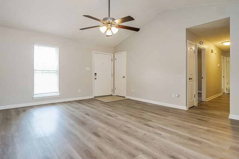 1,525/Mo, 3880 Warrington Dr Horn Lake, MS 38637 Living Room View 2