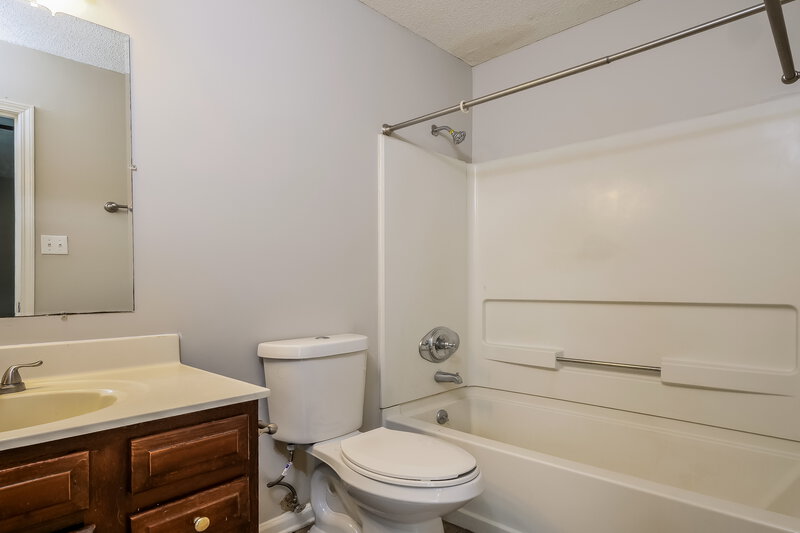 1,525/Mo, 3880 Warrington Dr Horn Lake, MS 38637 Main Bathroom View 2