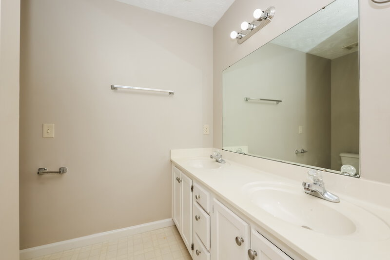 2,355/Mo, 1320 Dodd Trl Murfreesboro, TN 37128 Main Bathroom View