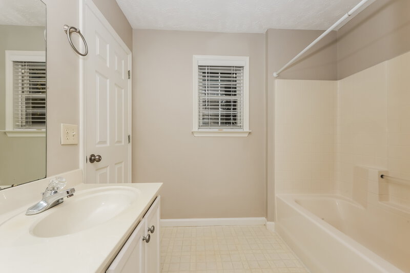 2,355/Mo, 1320 Dodd Trl Murfreesboro, TN 37128 Main Bathroom View 2