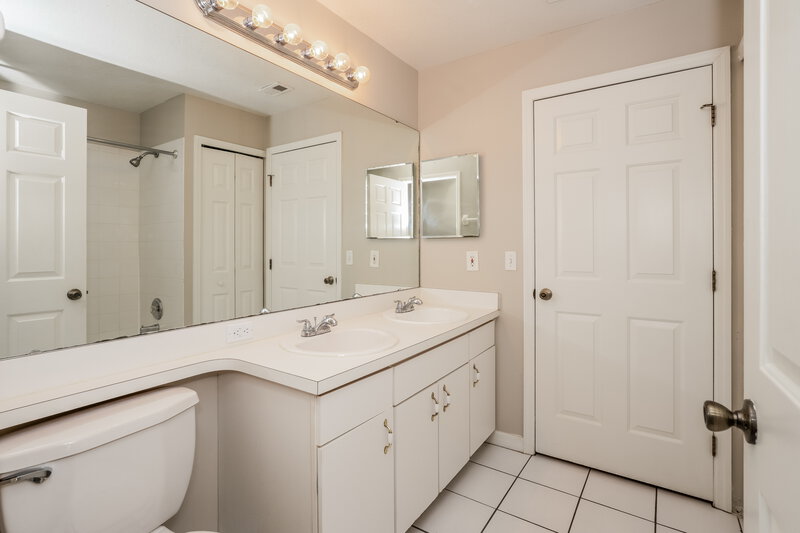 2,525/Mo, 1157 Ballyshannon Pkwy Orlando, FL 32828 Main Bathroom View