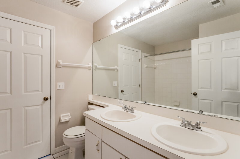 2,525/Mo, 1157 Ballyshannon Pkwy Orlando, FL 32828 Main Bathroom View 2