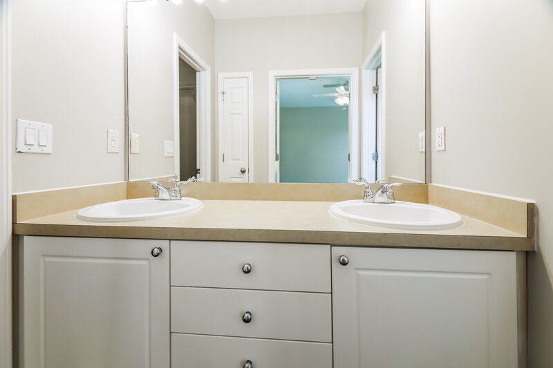 2,640/Mo, 141 Hutson Ln Clayton, NC 27527 Main Bathroom View