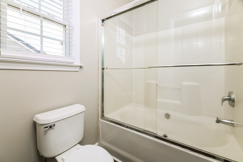 2,640/Mo, 141 Hutson Ln Clayton, NC 27527 Main Bathroom View 2