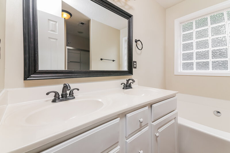 3,200/Mo, 120 Nightshade Ln Garner, NC 27529 Main Bathroom View