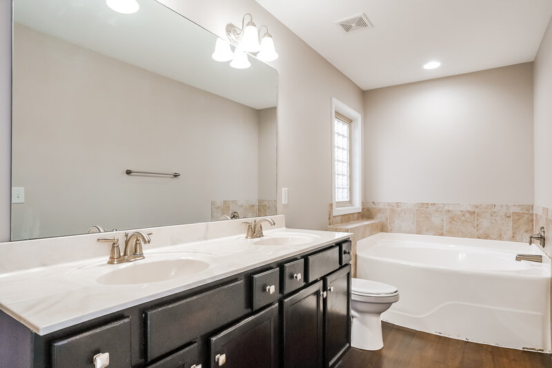 2,850/Mo, 408 McCarthy Drive Clayton, NC 27527 Main Bathroom View