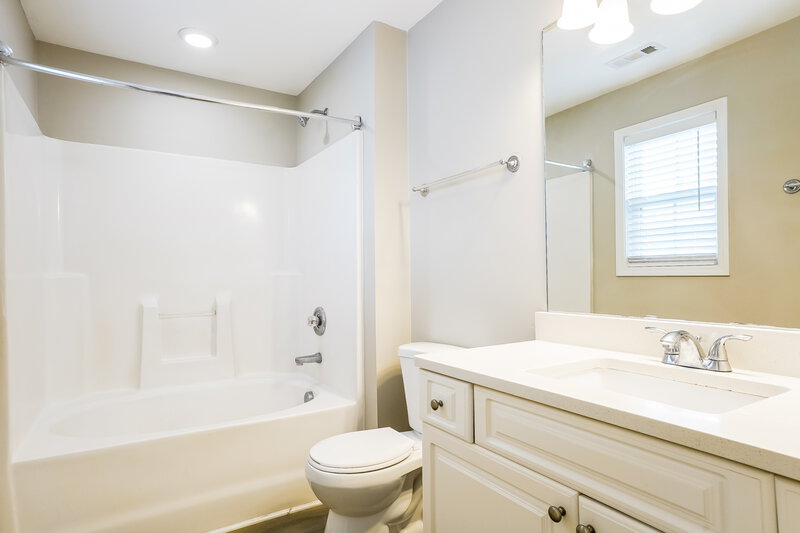 2,800/Mo, 5245 Nobleman Trl Knightdale, NC 27545 Main Bathroom View