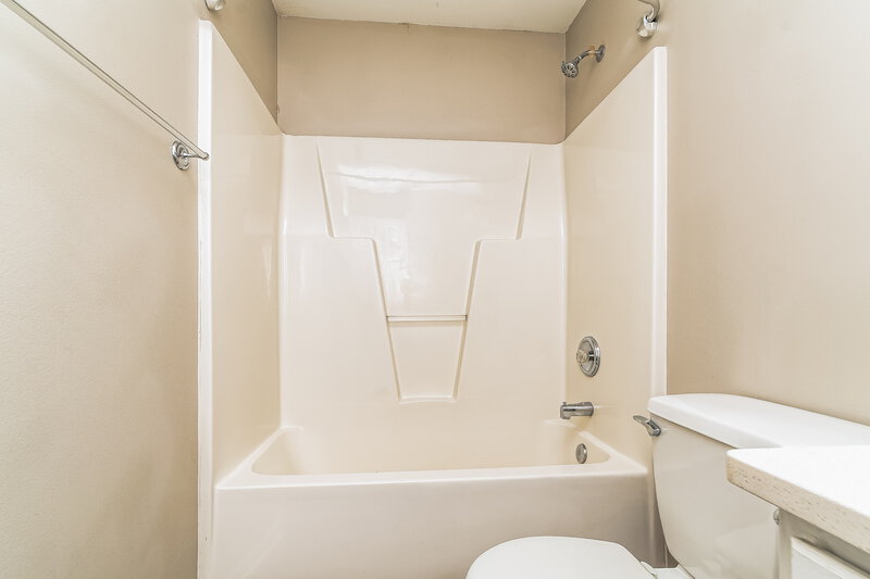 2,600/Mo, 4205 Springfield Creek Dr Raleigh, NC 27616 Main Bathroom View