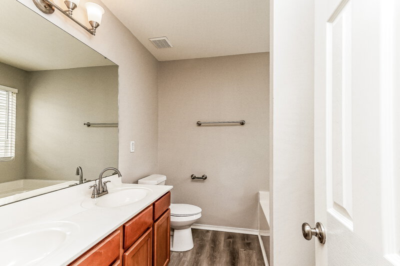 2,520/Mo, 5457 Thunderidge Drive Raleigh, NC 27610 Main Bathroom View