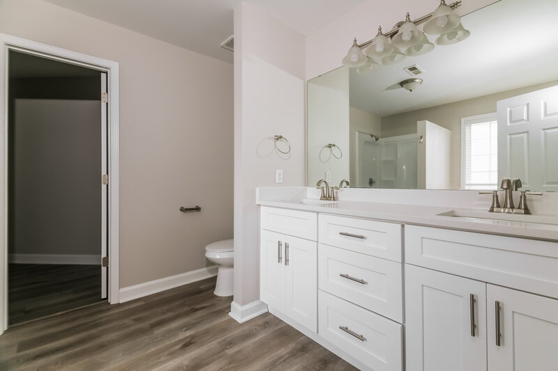2,160/Mo, 4321 Major Loring Way Raleigh, NC 27616 Main Bathroom View