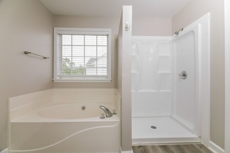 2,160/Mo, 4321 Major Loring Way Raleigh, NC 27616 Main Bathroom View 2