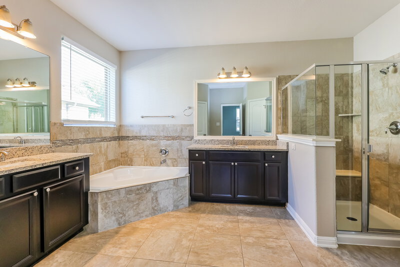 2,385/Mo, 9850 Red Iron Crk Converse, TX 78109 Main Bathroom View