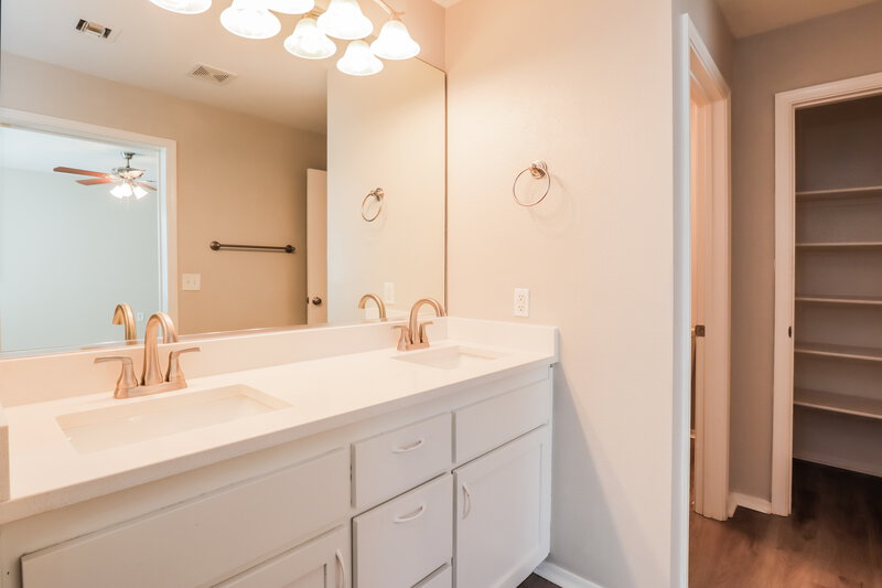 2,325/Mo, 2755 N Saramano Ln Tucson, AZ 85712 Main Bathroom View