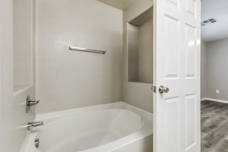 1,940/Mo, 7269 S Avenida de la Palmar Tucson, AZ 85746 Main Bathroom View