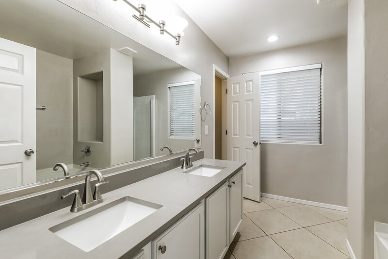 1,940/Mo, 7269 S Avenida de la Palmar Tucson, AZ 85746 Main Bathroom View 2