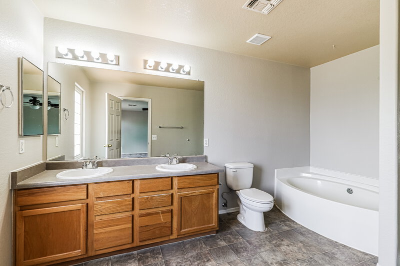 2,810/Mo, 8527 E Via Cortina de Madera Tucson, AZ 85747 Main Bathroom View