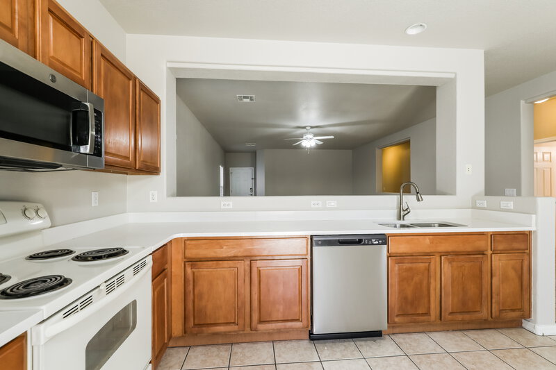 2,075/Mo, 103 W Calle Mantilla Sahuarita, AZ 85629 Kitchen View 2