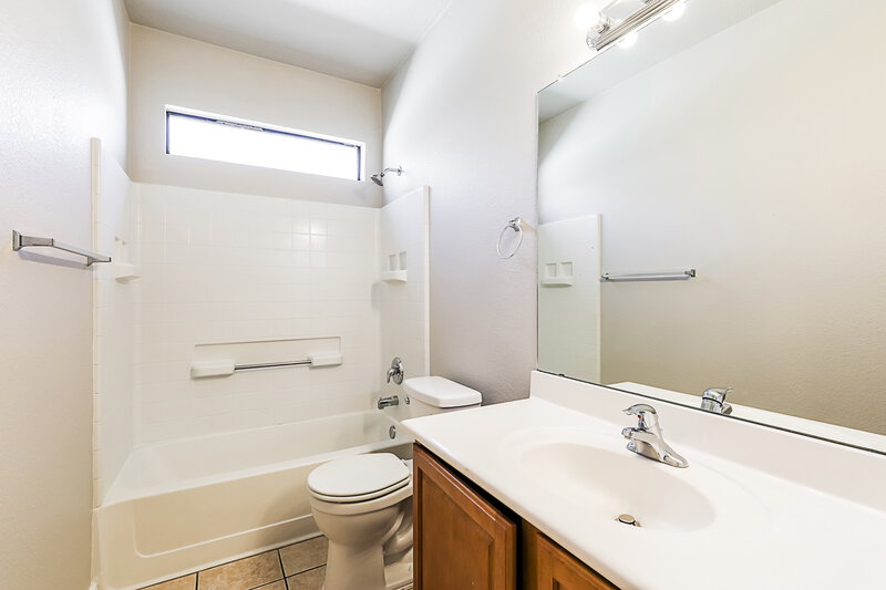 2,075/Mo, 103 W Calle Mantilla Sahuarita, AZ 85629 Main Bathroom View 2