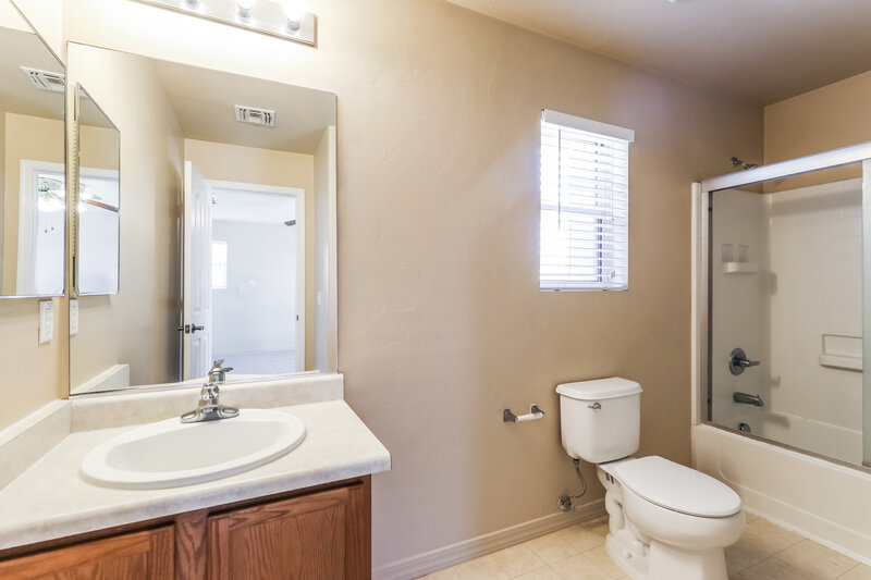 1,815/Mo, 293 W Paseo Celestial Sahuarita, AZ 85629 Main Bathroom View