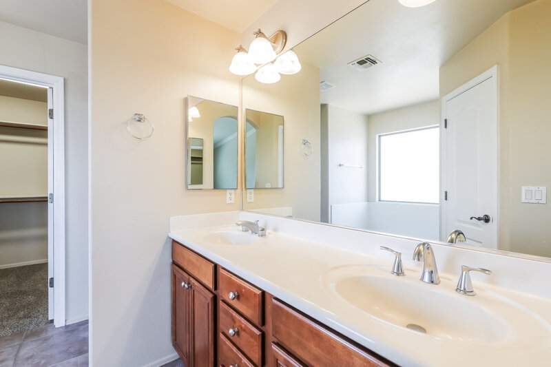 2,285/Mo, 5562 S Lemon Tree Dr Tucson, AZ 85757 Main Bathroom View