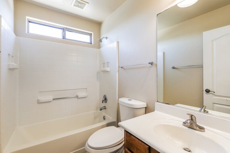 2,285/Mo, 5562 S Lemon Tree Dr Tucson, AZ 85757 Bathroom View