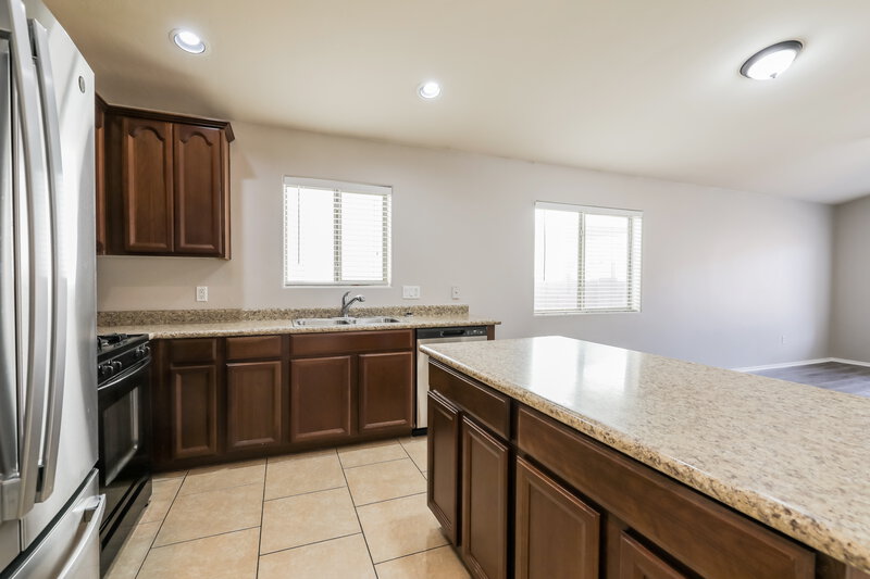 1,815/Mo, 299 W Calle Patio Lindo Sahuarita, AZ 85629 Kitchen View 3