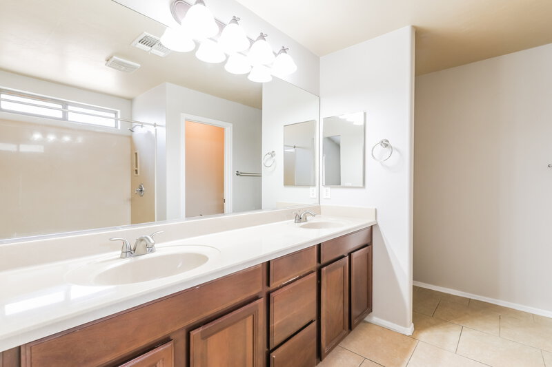 1,815/Mo, 299 W Calle Patio Lindo Sahuarita, AZ 85629 Main Bathroom View